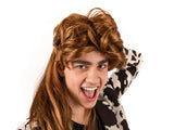 Person som bär en mulletperuk.