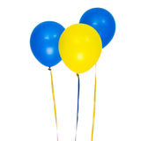 Tre färgglada heliumballonger.