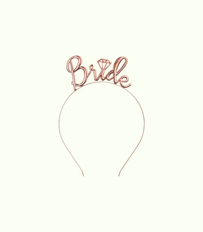 Fint diadem att ha på sig på möhippan t.ex. I roséguld med texten Bride och en fin detalj.