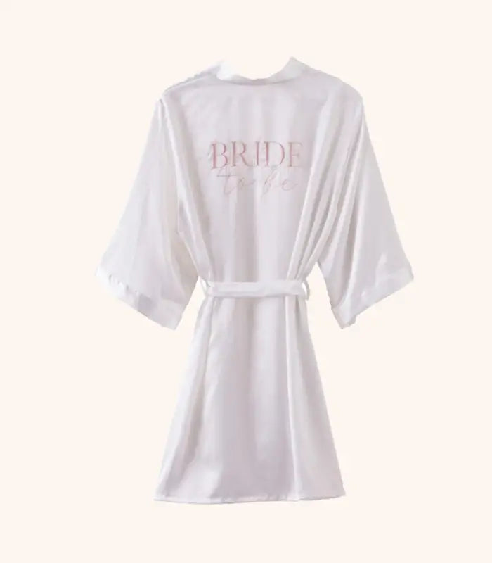 Morgonrock bride to be som är jättefin att använda på möhippan. Köp gärna till våra andra morgonrockar brides besties så att de kan matcha bruden!