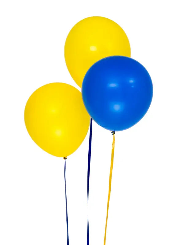 Tre färgglada heliumballonger.
