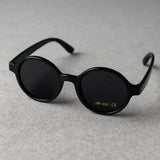 Barnsolglasögon svart – rund klassisk look