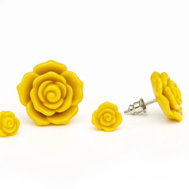 Gula rosörhängen – 2 par i klassisk blomdesign