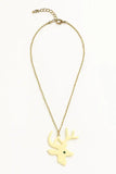 Halsband med hjortmotiv i creme – kedja guldlook