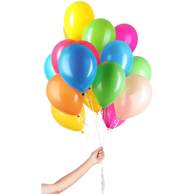 En hand håller i färgglada partyballonger som knutits ihop med snöre.